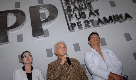 Menko Perekonomian Hatta Rajasa (tengah) dan tim dokter memberikan keterangan terkait kondisi terakhir Rasyid Rajasa yang dirawat di Rumah Sakit Pusat Pertamina, Jakarta.