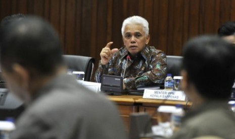 Menko Perekonomian Hatta Rajasa (tengah) memimpin jalannya Rapat Koordinasi Rencana Tindak Penciptaan Lapangan Kerja di Jakarta, Senin (17/12). 