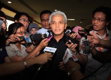 Menko Perekonomian, Hatta Rajasa (tengah) menjawab pertanyaan wartawan seusai Rapat Kordinasi Ketahanan Pangan di Kementerian Pertanian, Jakarta, Senin (19/9). Pemerintah tetap menjaga ketahanan pangan khususnya pasokan beras.