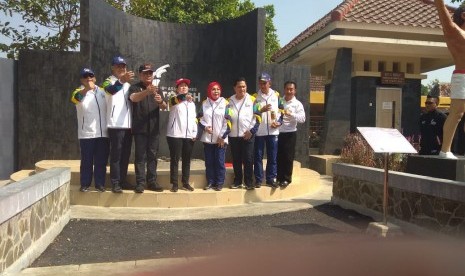 Menko PMK Ajak Warga Jateng Siap Sambut Tamu Asian Games Menteri Koordinator Bidang Pembangunan Manusia dan Kebudayaan (Menko PMK) Puan Maharani saat pengambilan api abadi di Mrapen, Grobogan, Jawa Tengah, Rabu (18/7).