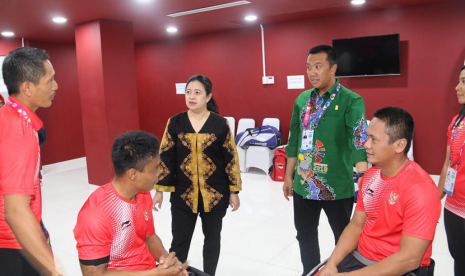 Menko PMK memberikan semangat pada para atlet yang usai bertanding. 