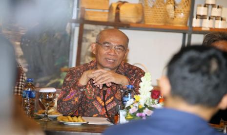 Menko PMK Muhadjir Effendy berdialog dengan wartawan, budayawan, dan influencer di Resto Kenja, Nusa Dua, Bali pada Sabtu, (6/5/2023). 