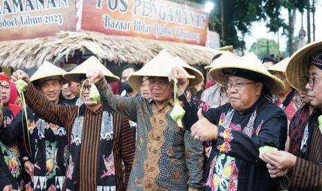 Menko PMK Muhadjir Effendy di Bazar Blitar Djadoel, Kota Blitar, Jawa Timur.