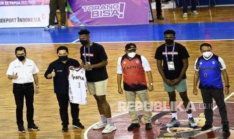 Menko PMK Muhadjir Effendy (ketiga kanan) bersama Menteri BUMN Erick Thohir (kedua kiri), Menpora Zainuddin Amali (kanan), dan Presiden Direktur PT Freeport Indonesia Tony Wenas (kiri) menerima baju tim basket Papua usai menyaksikan pertandingan bola basket di GOR Mimika Sport Centre, Kabupaten Mimika, Papua, Senin (4/10/2021).