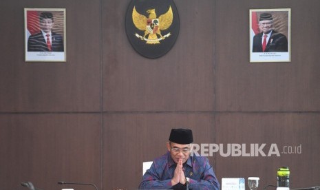 Menko PMK Muhadjir Effendy memantau rumah sakit yang melakukan simulasi penanganan pasien corona.