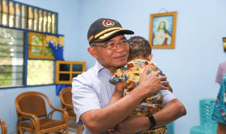 Menko PMK Muhadjir Effendy menggendong anak yang mengalami stunting di Kampung Mawokauw Jaya, Distrik Wania Timika, Kabupaten Mimika, Papua Tengah.