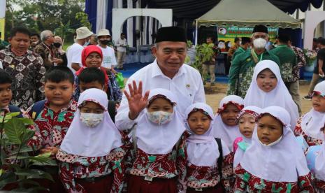 Menko PMK Muhadjir Effendy saat peresmian kompleks perguruan Muhammadiyah di Caruban, Kabupaten Madiun, Jawa Timur, Kamis (14/7/2022).