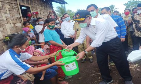 Menko PMK, Prof. Muhadjir Effendy saat menyerahkan secara simbolis donasi penanganan stunting kepada warga Desa Bila Cenge, Kecamatan Kodi Utara, Kabupaten Sumba Barat Daya (SDB), NTT, beberapa waktu lalu.