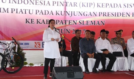 Menko PMK, Puan Maharani acara penyerahan Kartu Indonesia Pintar (KIP) kepada siswa panti asuhan Yogyakarta di SMK Negeri 1 Tempel Sleman, Yogyakarta, Sabtu (4/2).