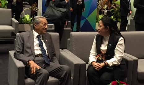 Menko PMK Puan Maharani berbincang dengan PM Malaysia Mahathir Mohamad, di sela penutupan KTT ASEAN ke-33 di Singapura.