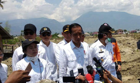 Menko PMK Puan Maharani, bersama Mensos Agus Gumiwang, Menristek Dikti M Nasir, dan Menteri PUPR Basuki Hadimuljono, mendampingi Presiden Joko Widodo mengunjungi korban bencana di Sulawesi Tengah, Rabu (3/10). 