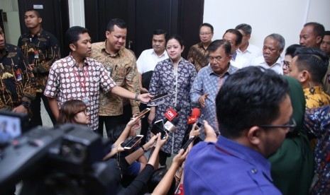 Menko PMK Puan Maharani bersama Wakil Presiden Jusuf Kalla.