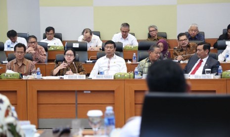  Menko PMK, Puan Maharani dan jajaran Kemenko PMK, rapat kerja dan anggaran Kementerian/Lembaga bidang pembangunan manusia. dihadiri oleh Menko Polhukam, Wiranto dan jajarannya; Menko Perekonomian, Darmin Nasution dan jajarannya; serta Menko Maritim, Luhut Pandjaitan dan jajarannya.