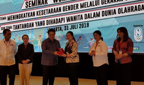 Menko PMK Puan Maharani dan ketua KOI Erick Thohir dalam acara seminar Women in sport Foundation Indonesia. Rabu (31/7) di Jakarta.