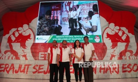 Menko PMK Puan Maharani (kedua kanan) bersama Dirut BPJS Ketenagakerjaan Agus Susanto (kedua kiri), Ketua Dewas Guntur Witjaksono (kiri) dan Ketua Dewan Jaminan Sosial Nasional TB Rachmat Sentika (kanan) saat menghadiri acara deklarasi Gerakan Nasional Rev