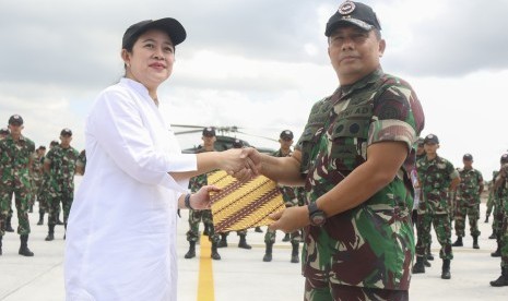 Menko PMK Puan Maharani (kiri) bersalaman dengan Panglima Kogasgabpad Mayjend TNI Madsuni (kanan) saat pelepasan Pasukan Komando Tugas Gabungan Terpadu (Kogasgabpad) penanganan Bencana Gempa Bumi Lombok di Lombok International Airport (LIA) di Praya, Lombok Tengah, NTB, Rabu (21/11/2018). 