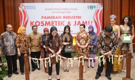 Menko PMK Puan Maharani membuka pameran jamu.