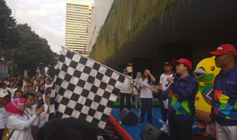 Menko PMK Puan Maharani (memegang bendera) didampingi Mendikbud Muhadjir Effendy melepas jalan santai Semarak Asian Games 2018, Sabtu (4/8) di lapangan Kemendikbud Jakarta. Ribuan pelajar SMP, SMA/SMK se-Jabotabek ikut ambil bagian dalam acara yang bertujuan sosialisasi Asian Games 2018 ini.