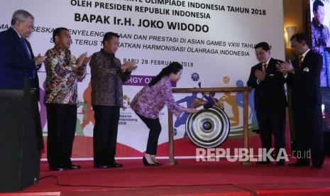 Menko PMK Puan Maharani,  memukul Gong membuka secara resmi Rapat Anggota Tahunan Komite Olimpiade Indonesia tahun 2018, Rabu (28/2) di Hotel J.Luwansa Jakarta.