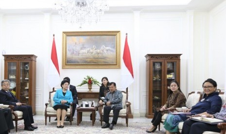 Menko PMK Puan Maharani mendampingi Wakil Presiden Jusuf Kalla menerima kunjungan Wakil Perdana Menteri RRC Liu Yandong di Istana Wapres, Jakarta. 