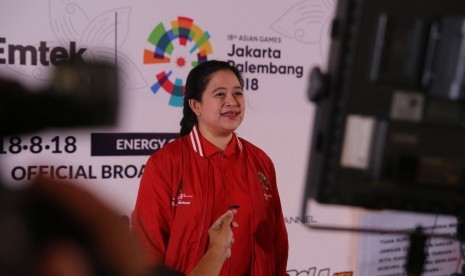 Menko PMK Puan Maharani mengenakan jaket Asian Games 2018.