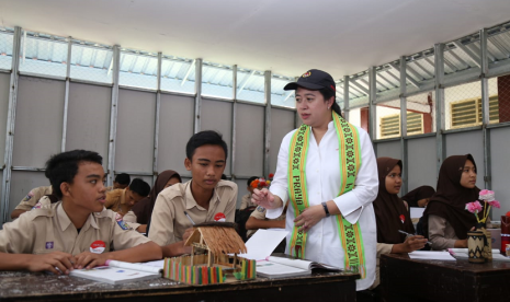 Menko PMK Puan Maharani mengunjungi kelas baru sementara SDN 4 Praya, NTB.