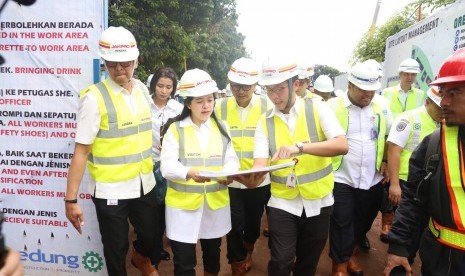 Menko PMK Puan Maharani meninjau pembangunan velodrome Asian Games di Jalan Pemuda, Stasiun LRT Rawamangun dan Ekuistrian Pulo Mas, Jakarta Timur, 