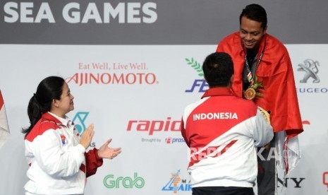 Menko PMK Puan Maharani menyaksikan Menpora Imam Nahrawi memberikan souvenir kepada perenang Indonesia Siman Sudartawa saat acara pengalungan medali untuk Renang 50 meter gaya punggung Sea Games 2017 di National Aquatic Centre, Kuala Lumpur, Senin (21/8).