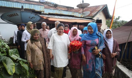 Menko PMK Puan Maharani, menyambangi rumah gadang Datuak Kayo di Batipuh, Kabupaten Tanah Datar, Sumatera Barat, Rabu (27/9).