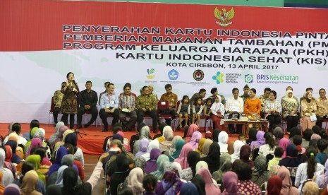 Menko PMK Puan Maharani mewakili Presiden Jokowi menyalurkan beragam bantuan bagi masyarakat Cirebon. Bantuan yang disalurkan berupa bantuan Kartu Indonesia Sehat (KIS), Kartu Indonesia Pintar (KIP), Pemberian Makanan Tambahan (PMT), dan Program Keluarga Harapan (PKH).