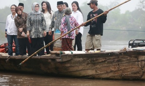 Menko PMK Puan Maharani naik getek saat menyeberangi Sungai Bengawan Solo, Jumat (13/5).