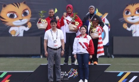 Menko PMK, Puan Maharani, oleh Panitia Sea Games XXIX Kuala Lumpur diberikan kehormatan untuk mengalungkan medali kepada Peraih Medali Emas nomor ini.