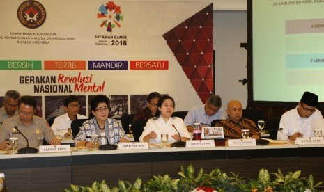 Menko PMK, Puan Maharani Puan yang dihadiri Menteri Kesehatan Nila F. Moeloek, Kepala BNPB Willem Rampangilei, Kepala Staf Presiden Teten Masduki, Wakil Gubernur NAD Muzakir Manaf, Bupati Pidie Jaya Aiyub Abbas serta para pejabat instansi terkait lainnya,