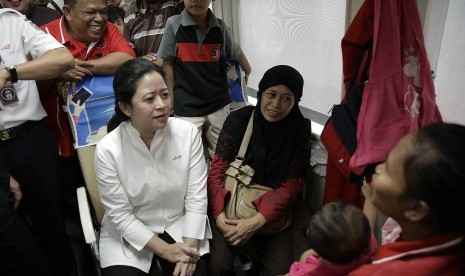 Puan Maharani saat meninjau pemudik yang menggunakan jasa kereta api.