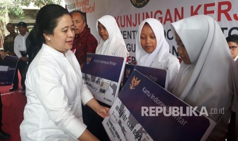 Menko PMK Puan Maharani secara simbolis menyerahkan Kartu Indonesia Pintar kepada perwakilan siswa dari empat sekolah negeri di Kabupaten Klaten pada Selasa (12/12).