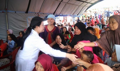 Menko PMK Puan Maharani, Selasa (25/12) pagi ini mengunjungi kawasan Rajabasa, Lampung Selatan untuk melihat secara langsung dampak tsunami Selat Sunda.