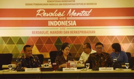 Menko PMK Puan Maharani (tengah) bersama Mendagri Tjahjo Kumolo (kanan) dan Menpora Imam Nahrawi (kiri) mengikuti rapat koordinasi tingkat menteri di Kemenko PMK, Jakarta, Rabu (31/8).