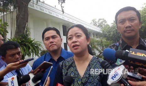 Menko PMK Puan Maharani (tengah) didampingi ketua Inasgoc Erick Thohir (kiri) dan Menpora Imam Nahrawi (kanan) menjelaskan terkait kedatangan Presiden OCA di Istana Negara, Senin (16/10). 