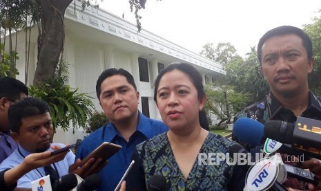 Menko PMK Puan Maharani (tengah) didampinhi ketua Inasgoc Erick Thohir (kiri) dan Menpora Imam Nahrawi (kanan) menjelaskan terkait kedatangan Presiden OCA di Istana Negara, Senin (16/10). 