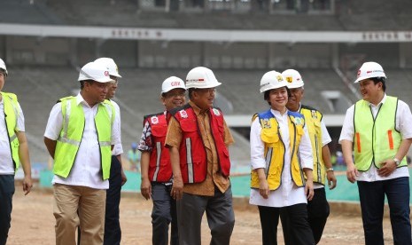  Menko PMK Puan Maharani usai mendampingi Wakil Presiden (Wapres) Jusuf Kalla meninjau langsung progress pembangunan sejumlah venue Asian Games yang berada di Jakarta, Ahad (26/3).   