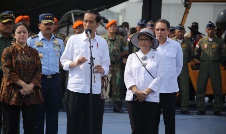 Menko PMK Puan Maharanimendampingi Presiden, juga ikut mendampingi Menlu Retno Marsudi, Mensesneg Pratikno, Panglima TNI Jenderal Gatot Nurmantyo, KSAU Marsekal Hadi Tjahjanto, dan Kepala BNPB Willem Rampangilei.