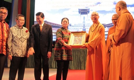 Menko PMK saat hadir pada acara perayaan Waisak 2561 B.E. di Auditorium Buddist Building Indonesia, Jakarta, Minggu  (15/05) malam.