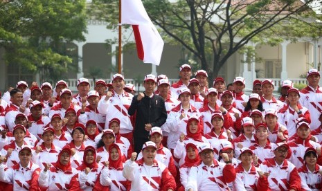 Menko PMK saat ikut bersama Presiden Joko Widodo melepas kontingen Indonesia menuju laga SEA Games 2017 di Kuala Lumpur, Malaysia, di Istana Negara, Jakarta, Senin (7/8).