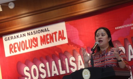 Menko PMK, saat menjadi pembicara kunci dalam Sosialisasi Gerakan Indonesia Melayani dengan tema “Gerakan Nasional Revolusi Mental sebagai Gerakan Perubahan untuk Mewujudkan Indonesia yang Maju, Modern, Makmur Sejahtera, dan Bermartabat” di gedung serbagun