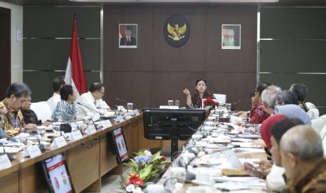 Menko PMK usai memimpin rapat koordinasi tingkat menteri (RTM) membahas Evaluasi Pelaksanaan Program Ranstra dan BPNT Tahun 2017 di kantor Kemenko PMK