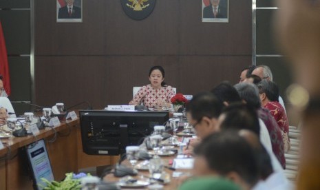 Menko PMK usai rapat di Kantor Kemenko PMK, Senin (6/11). 