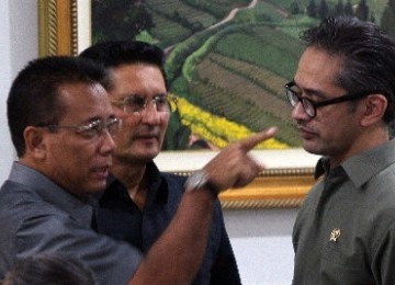  Menko Polhukam Djoko Suyanto (kiri) berbincang dengan Menteri Luar Negeri Marty Natalegawa (kanan).