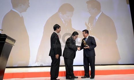  Menko Polhukam Djoko Suyanto menerima penghargaan sebagai Tokoh Perubahan Republika 2012 di Jakarta, Selasa (30/4). (Repubika/Agung Supriyanto)