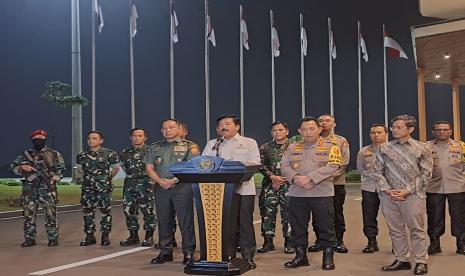 Menko Polhukam Hadi Tjahjanto menyampaikan keterangan pers mengenai pembebasan Pilot Susi Air Philip Mehrtens di Bandara Halim Perdanakusuma, Jakarta Timur, Jumat (21/9/2024) malam.