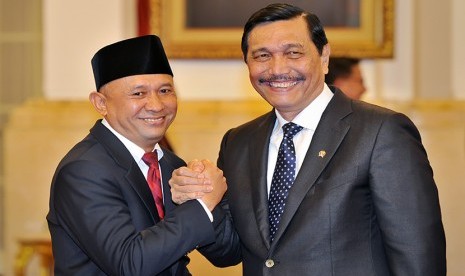 Menko Polhukam Luhut Binsar Pandjaitan (kanan) berjabat tangan dengan Kepala Staf Presiden Teten Masduki (kiri) usai pelantikannya yang dipimpin Presiden Joko Widodo di Istana Negara, Jakarta, Rabu (2/9). (Antara/Yudhi Mahatma)